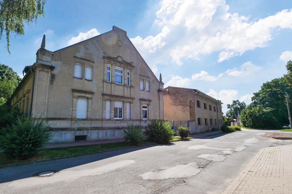 Straßenansicht links