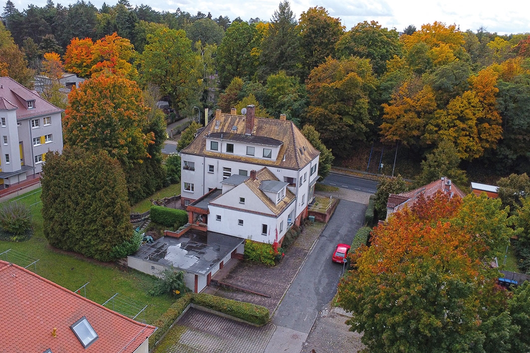 Luftaufnahe Rückseite und Garagen