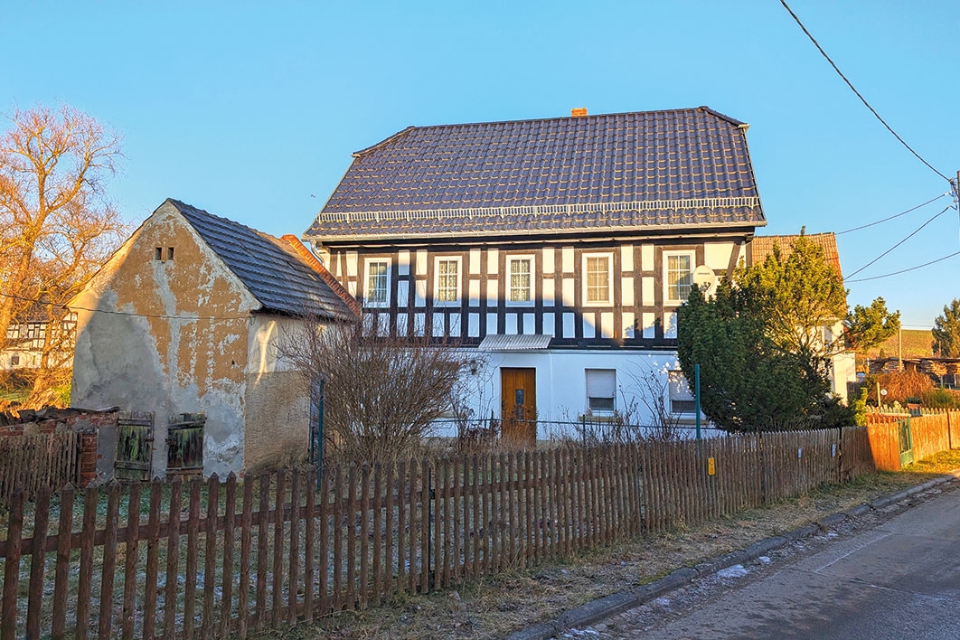 Straßenansicht auf Hauseingang