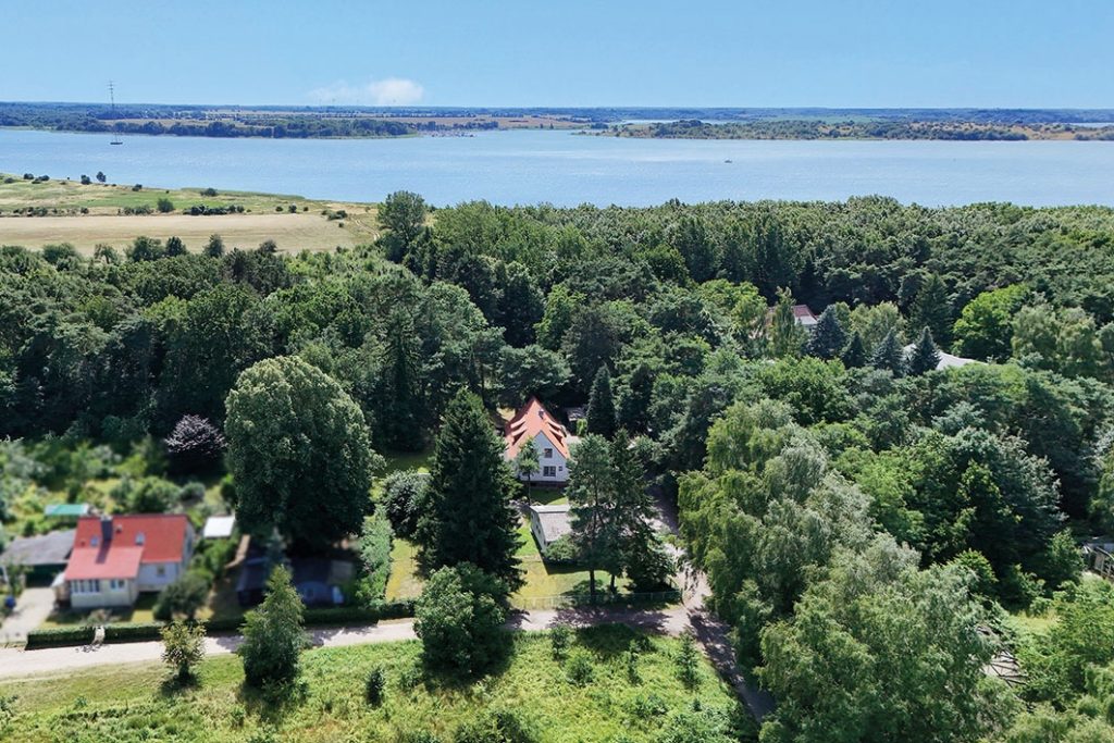 Gesamtansicht mit Blick auf den Bodden