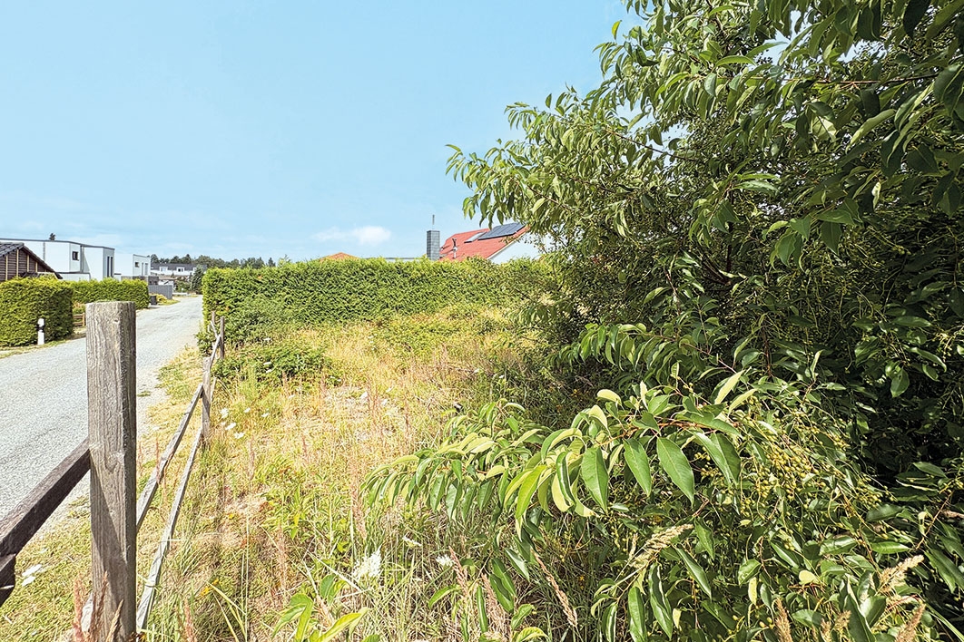 Straßenseite von Rechts
