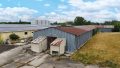Lagerhalle links