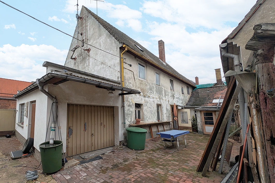 Hofansicht - Wohnhaus und Garage