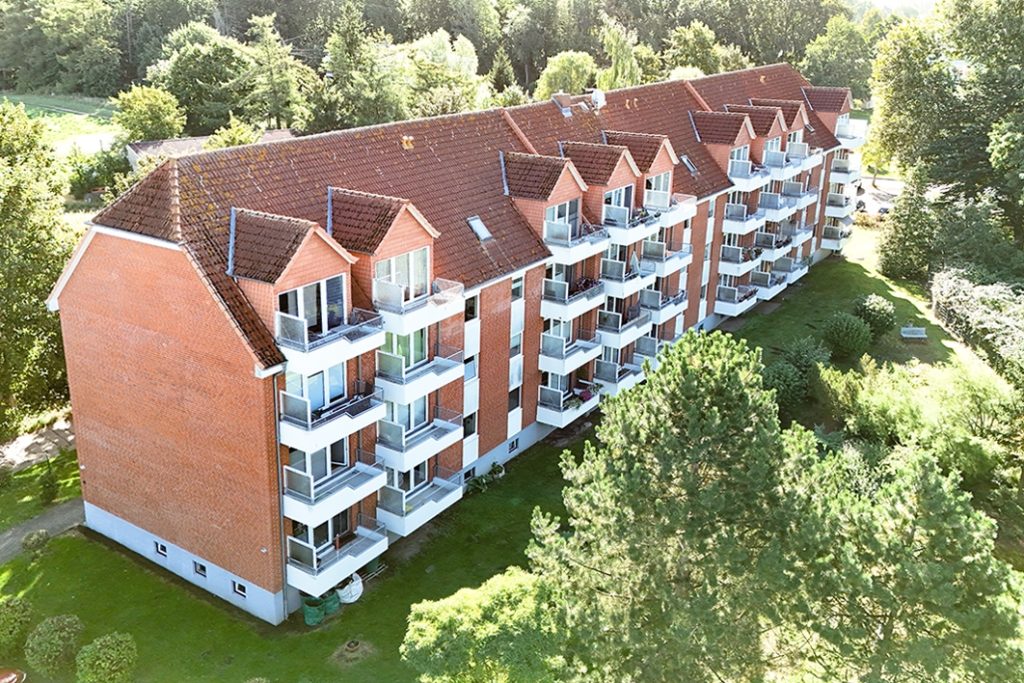 Außenansicht mit Balkonen Rückseite